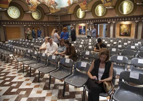 Imagen secundaria 1 - Los diputados charlan entre ellos antes del inicio de la sesión; invitados en la sala habilitada para presenciar el debate de investidura y parlamentarios prestan atención a la intervención de López Miras. 