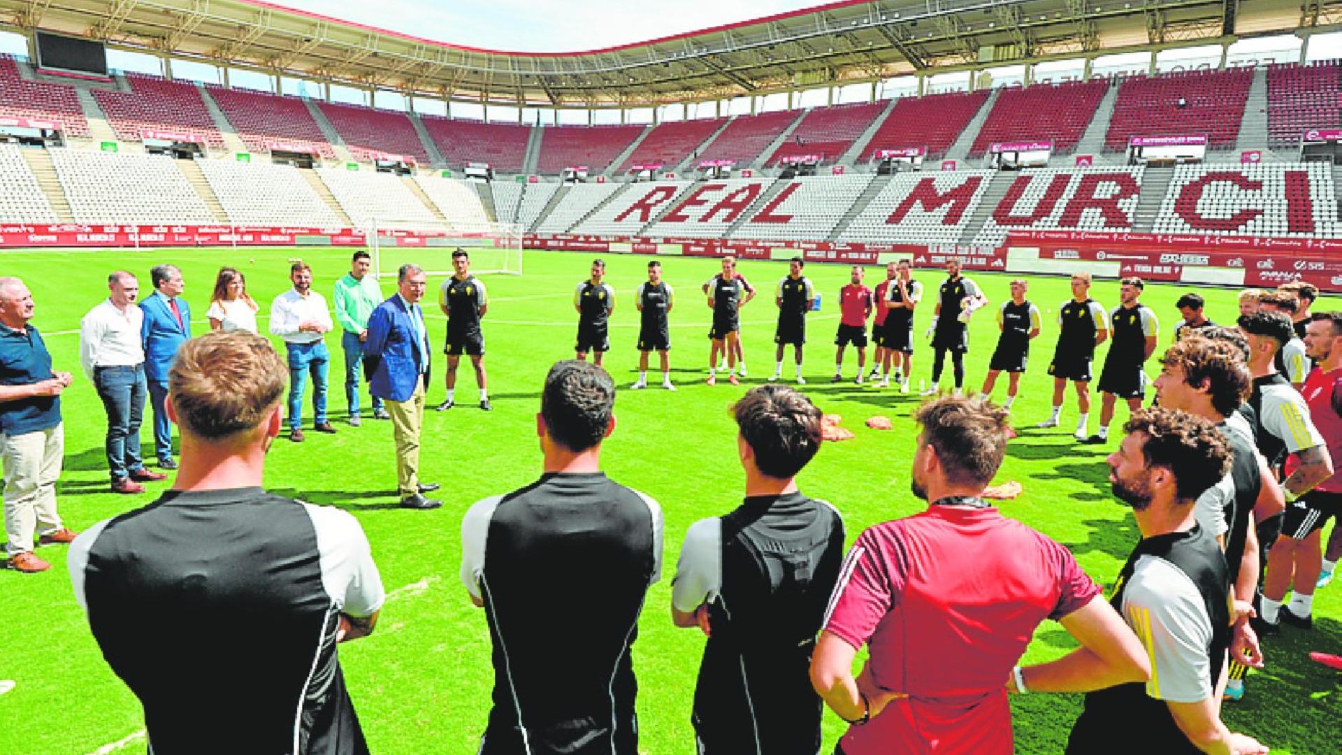 El alcalde Ballesta revisa las mejoras en el estadio Enrique Roca