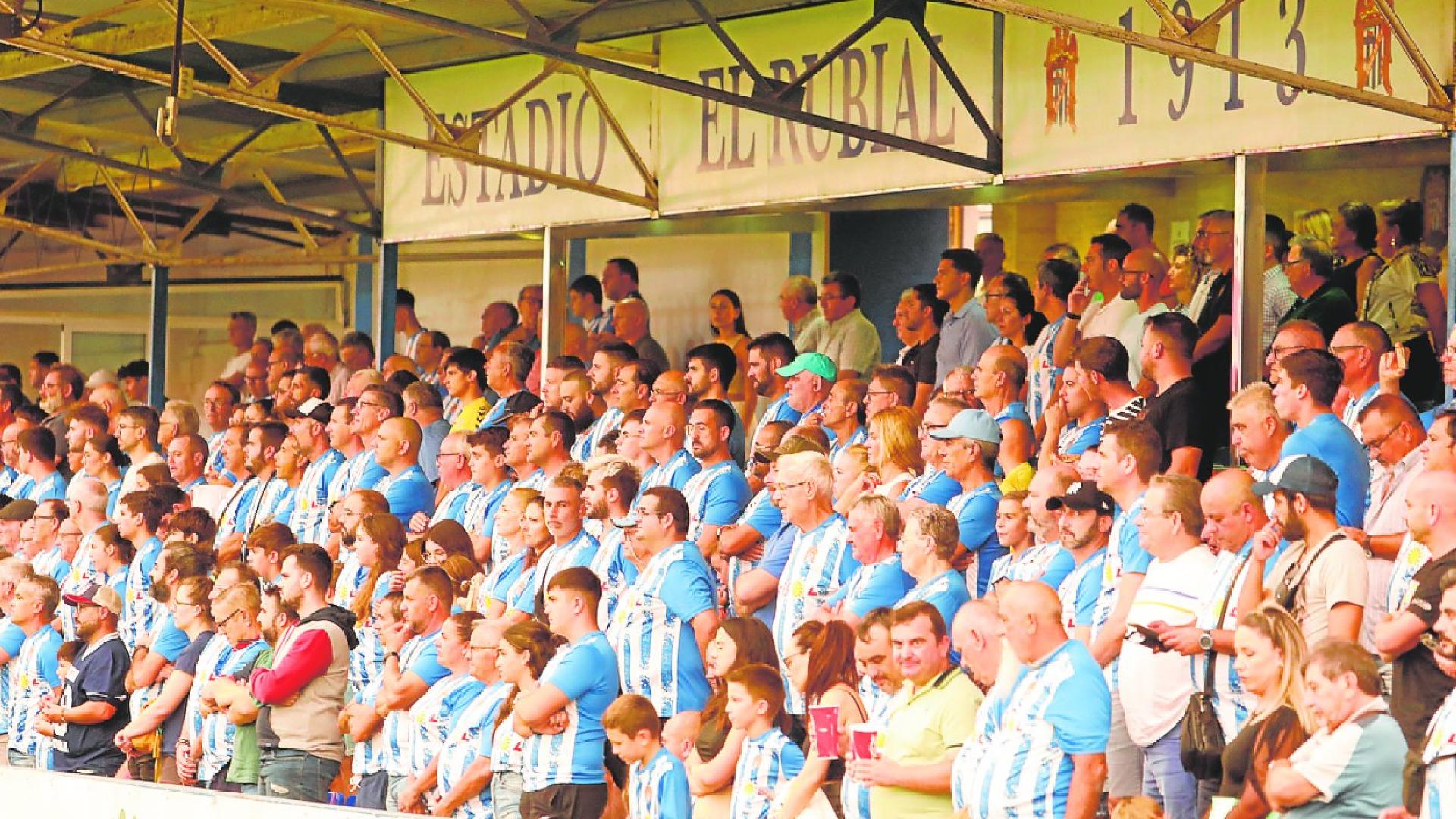 Gradas repletas en El Rubial, un estadio mucho más blanquiazul