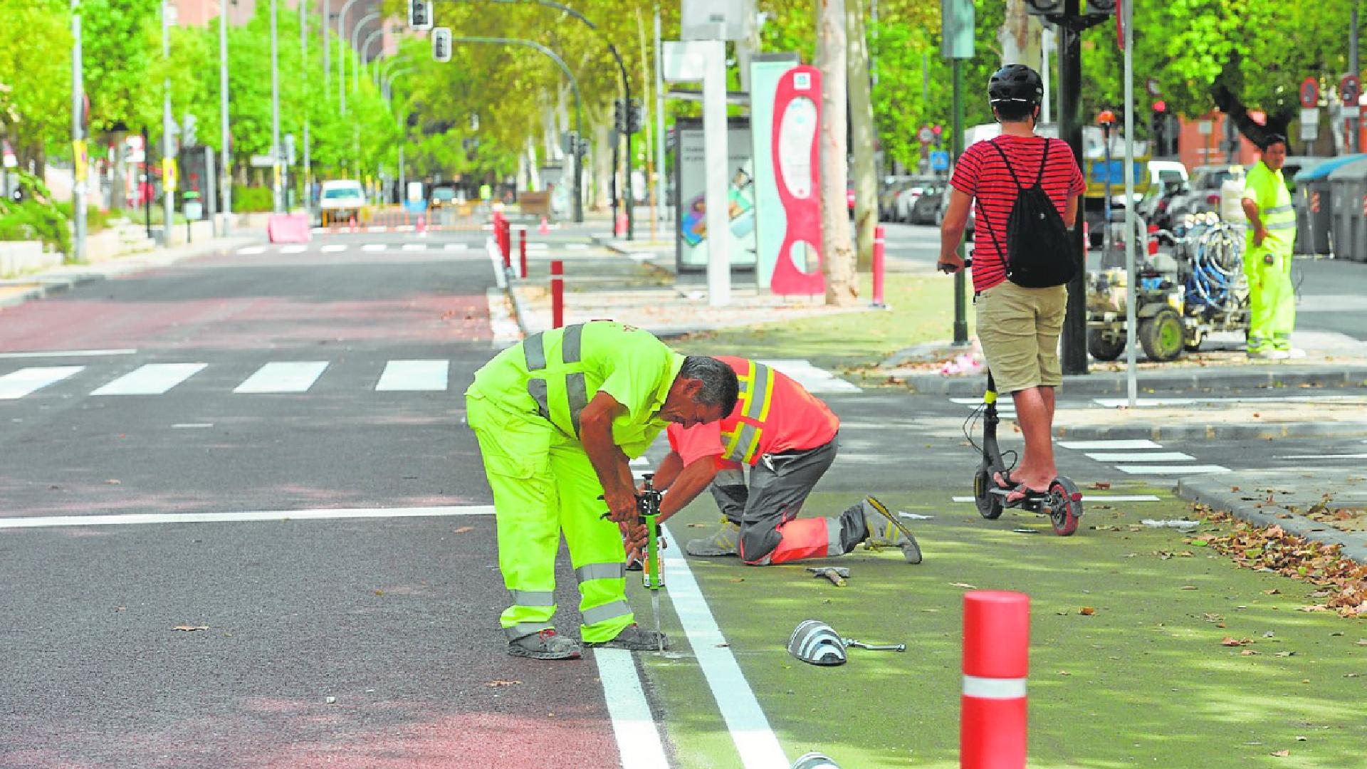 La Fama baliza los carriles bici