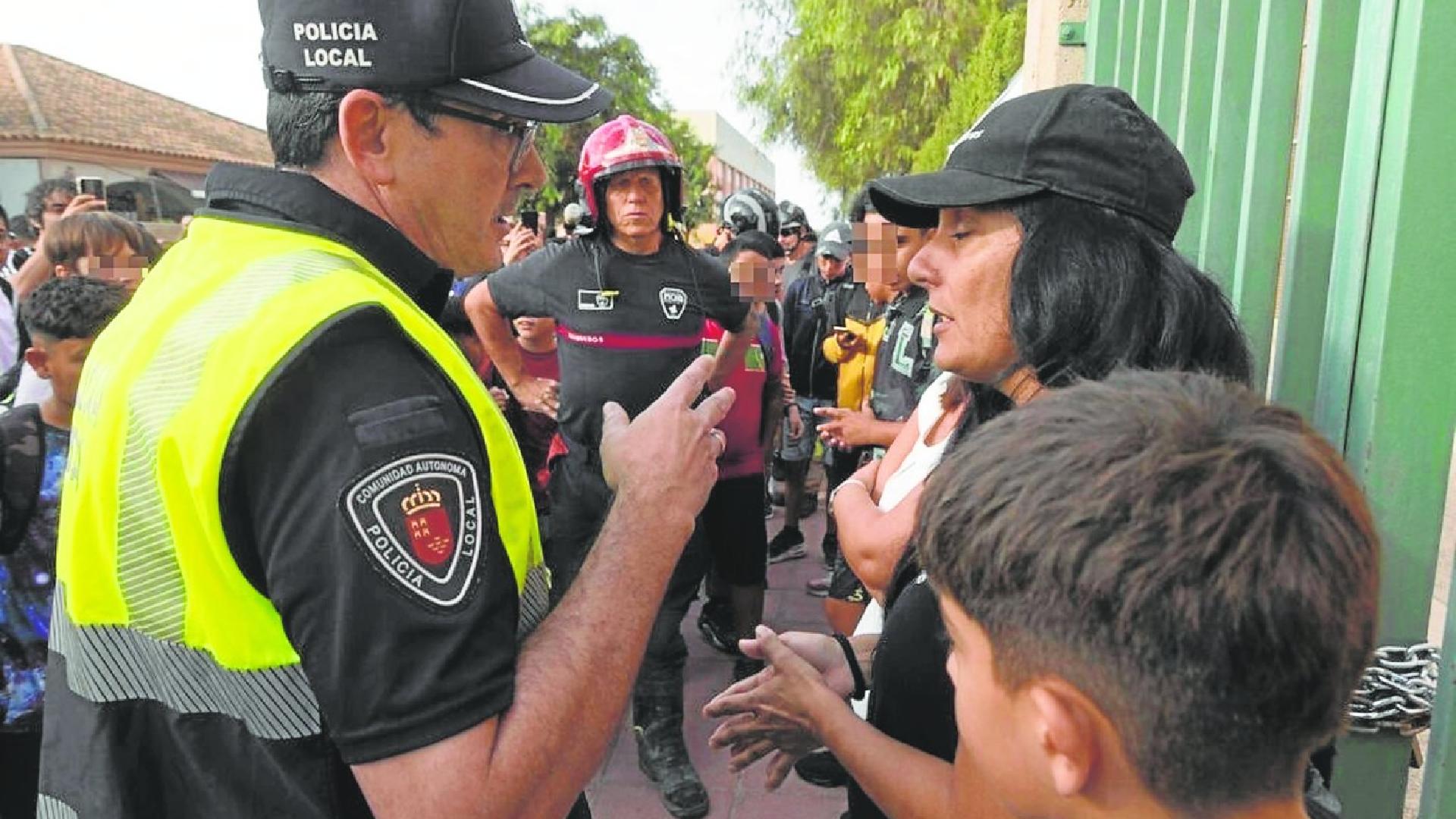 Las familias afectadas por el transporte escolar planean protestas en Educación