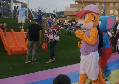 Imagen secundaria 1 - Acto de inauguración del parque, este lunes, con el alcalde de Molina, José Ángel Alfonso (arriba), y el creador de Drilo y su pandilla, Andrés Meseguer (abajo derecha).