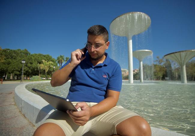 Andrea Papa, trabajando desde el jardín de las Tres Copas de Murcia.