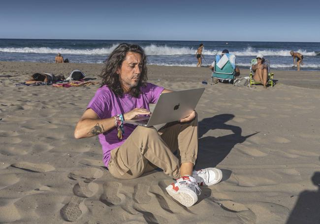 Alberto Ayala, en La Manga del Mar Menor, a la altura de Eurovosa.