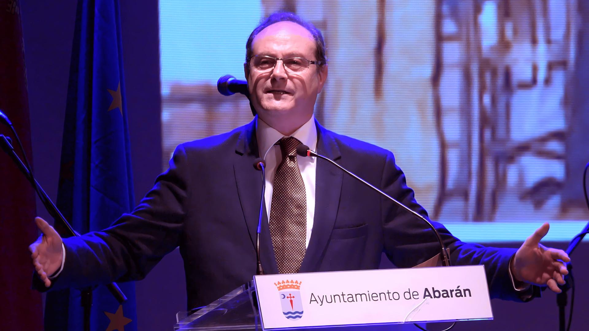 El farmacéutico Jesús Carlos Gómez recibe el Escudo de Oro de Abarán