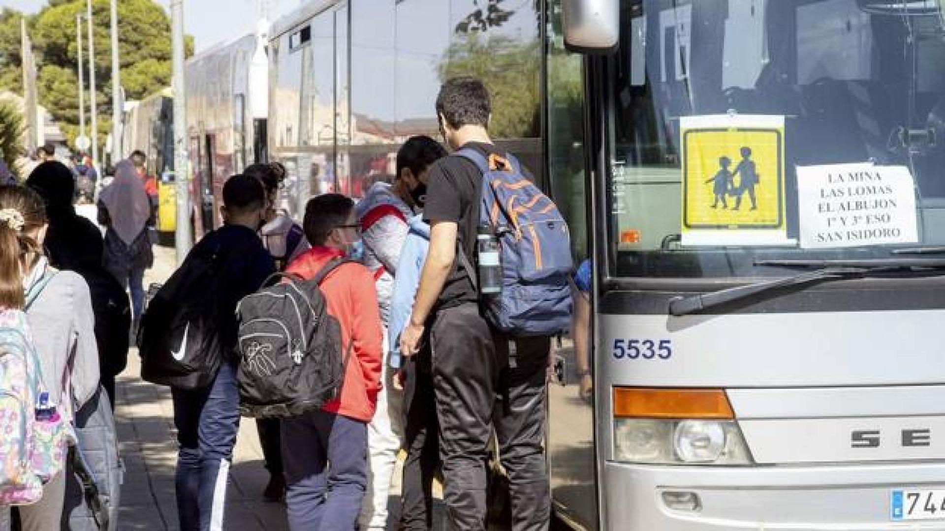 El curso arranca este viernes en la Región de Murcia con el transporte escolar de 10.000 alumnos en el aire