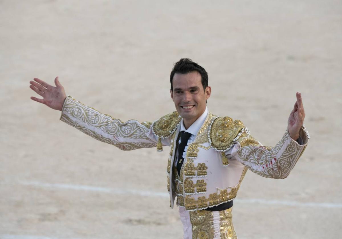 Antonio Puerta corta cuatro orejas y un rabo en el festival de Yecla, en el debut de Iker Ruiz, que paseó dos orejas