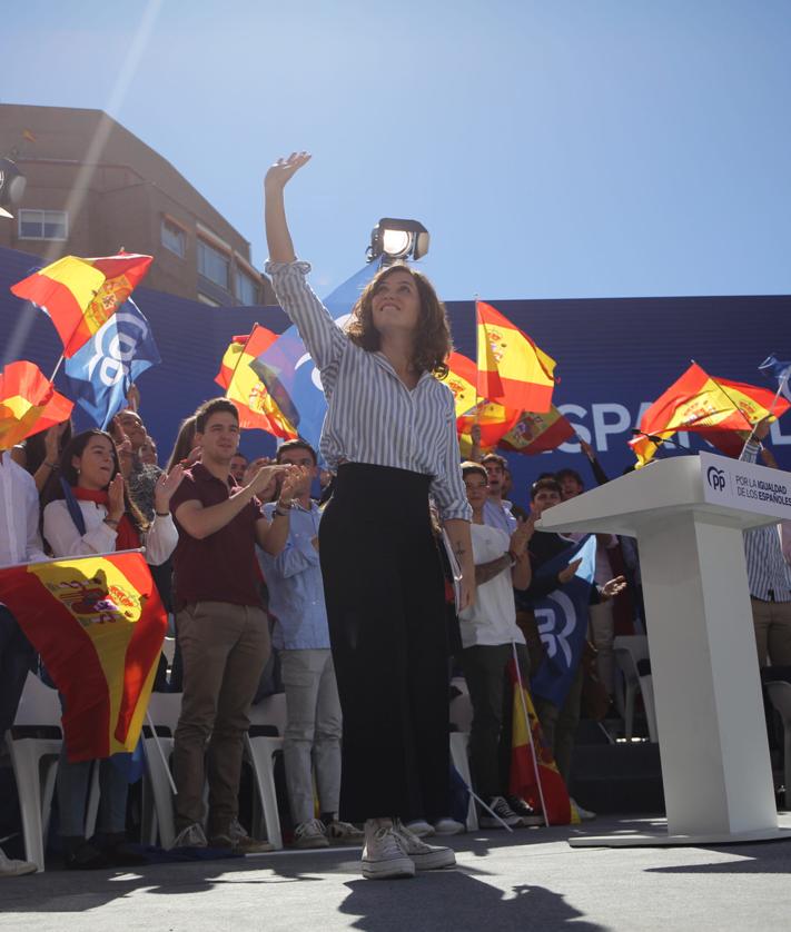 Imagen secundaria 2 - Feijóo ha estado apoyado de los expresidentes Rajoy y Aznar. Abajo, Ayuso, una de las más aplaudidas.