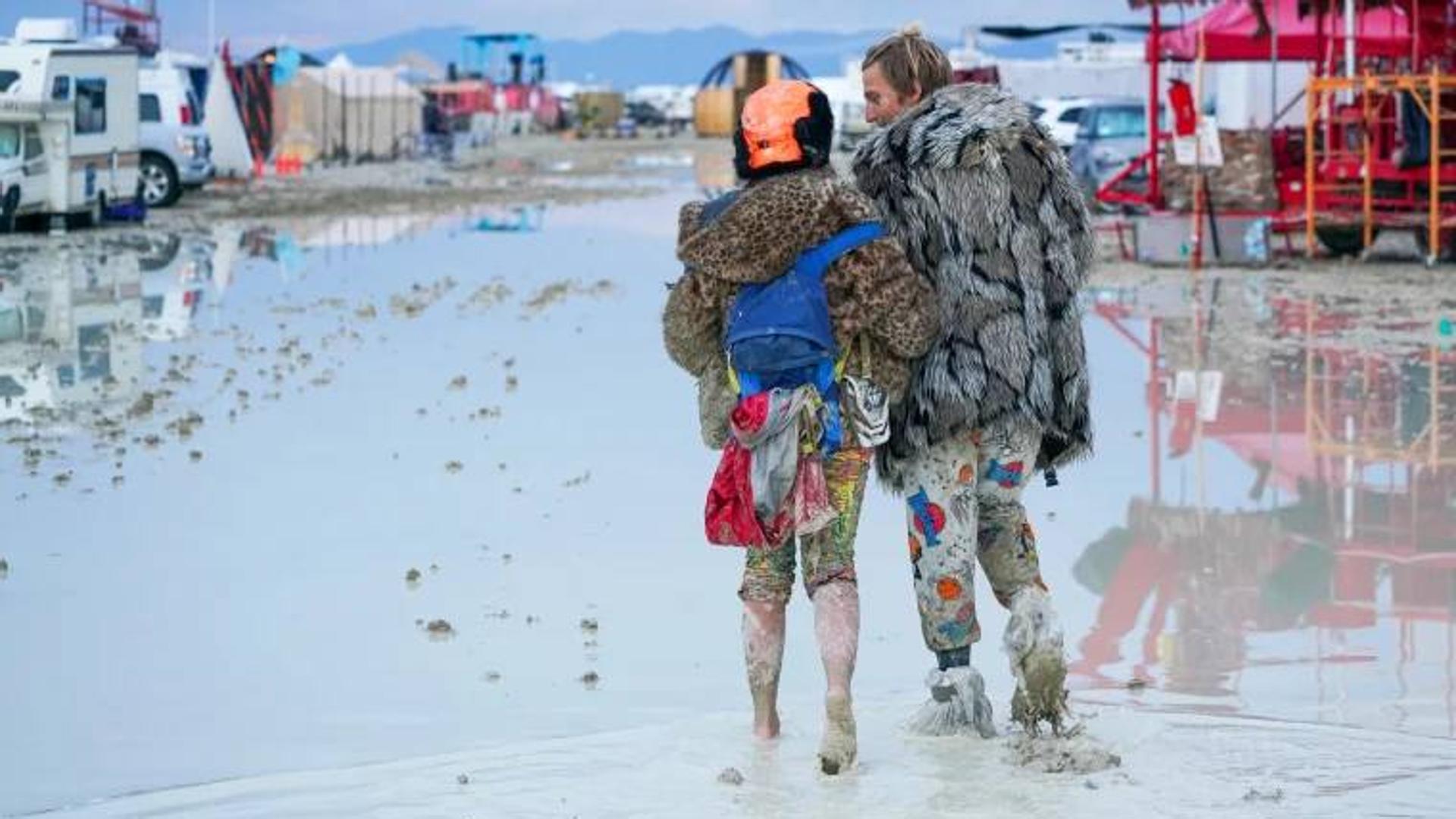 Decenas de miles de asistentes al festival Burning Man quedan aislados por una tormenta en el desierto de Nevada