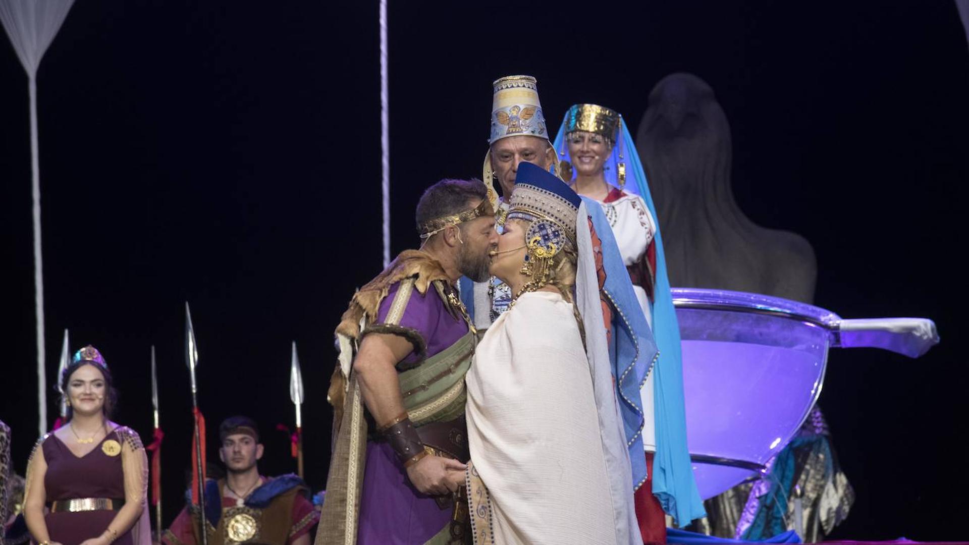 La boda de Aníbal e Himilce emociona junto al mar