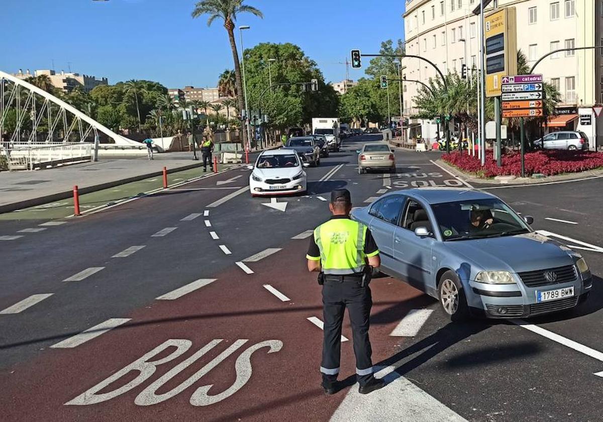 Los cambios en la circulación frente al hospital Reina Sofía de Murcia dejan un carril para cada sentido para los vehículos