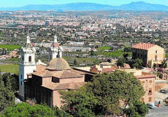 Imagen panorámica del santuario de la Fuensanta y su entorno con la mancha urbana de Murcia al fondo.