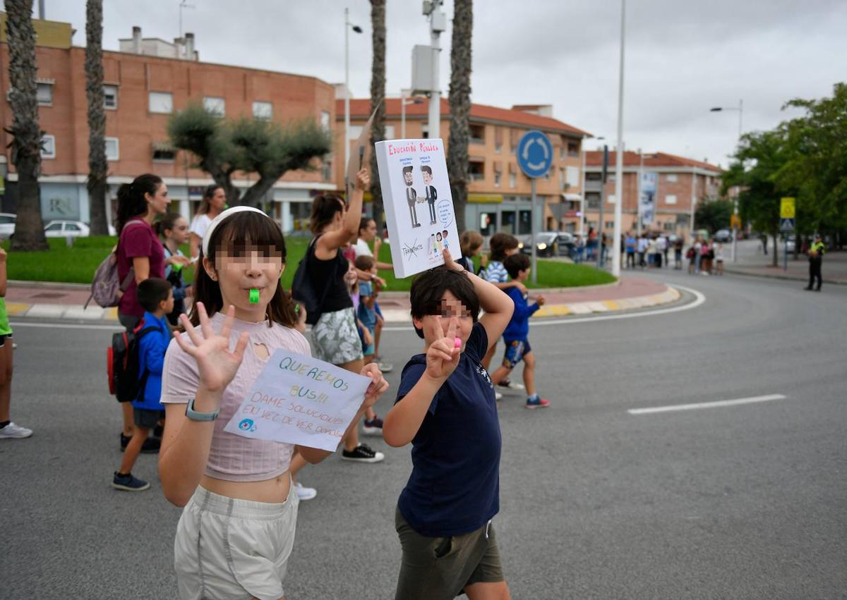 Imagen secundaria 1 - Protesta de varias familias en Molina por la falta de transporte escolar.