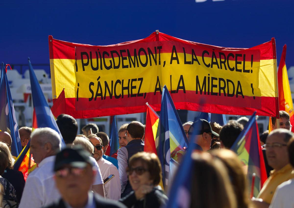 Imagen secundaria 1 - Feijóo ha estado apoyado de los expresidentes Rajoy y Aznar. Abajo, Ayuso, una de las más aplaudidas.