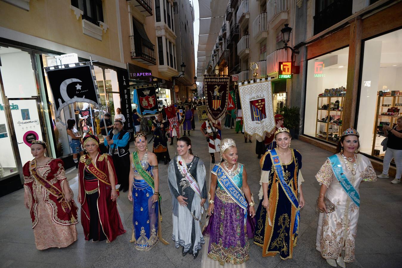 Las abanderadas de la Federación, en el pasacalles de anoche.