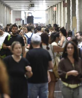 Imagen secundaria 2 - Aspirantes en las aulas, durante los exámenes, y en los pasillos, antes de acceder para realizar la prueba en el Campus de Espinardo. 