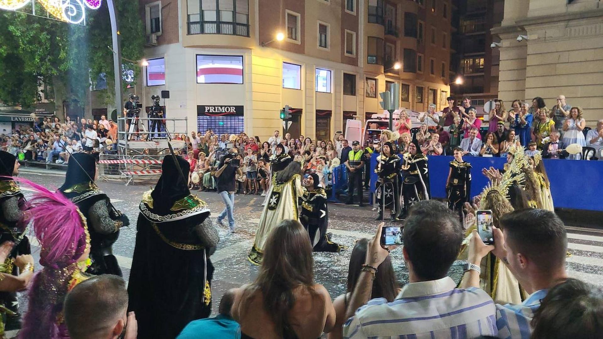 Una petición de matrimonio sorprende en pleno Desfile de Moros y Cristianos en Murcia