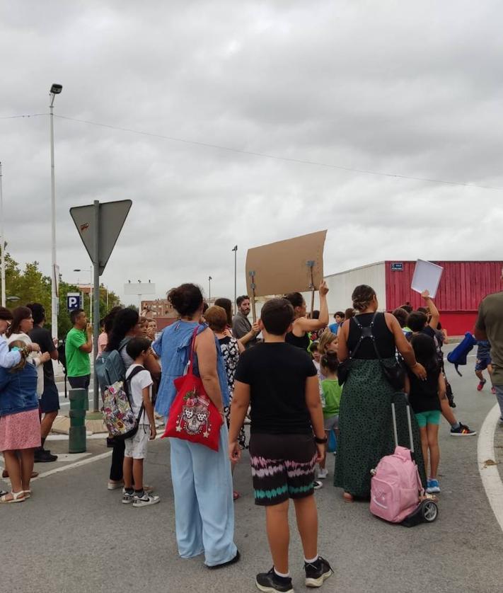 Imagen secundaria 2 - Protesta de varias familias en Molina por la falta de transporte escolar.