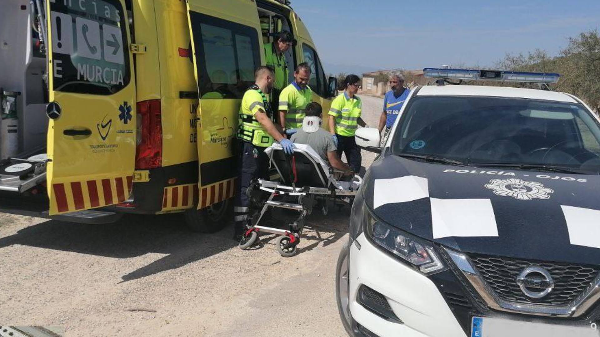 Rescatan a un motorista herido en una zona inaccesible para la ambulancia en Ricote