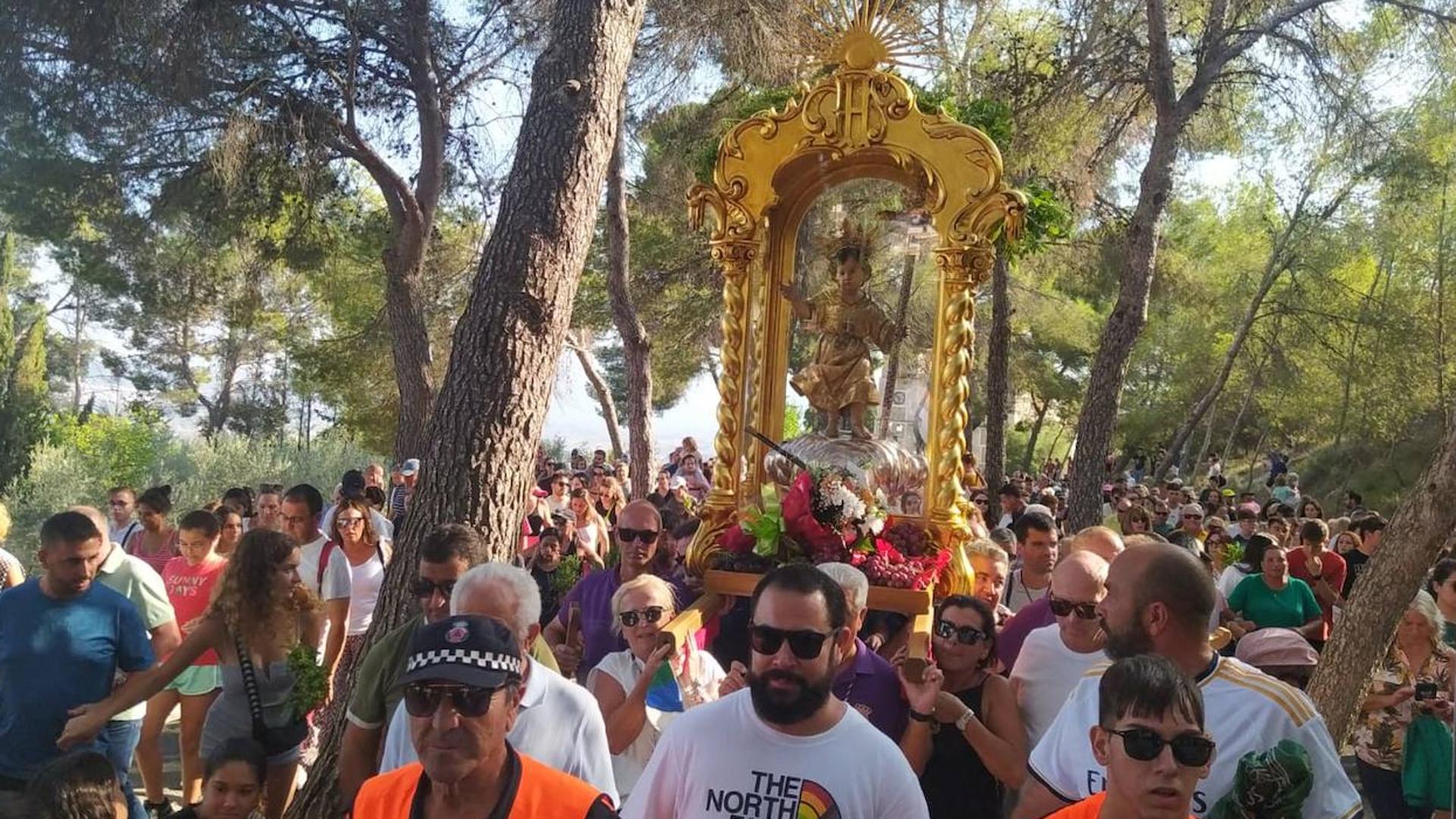 Miles de romeros acompañan al Niño del Balate desde su santuario al Monasterio de la Encarnación de Mula