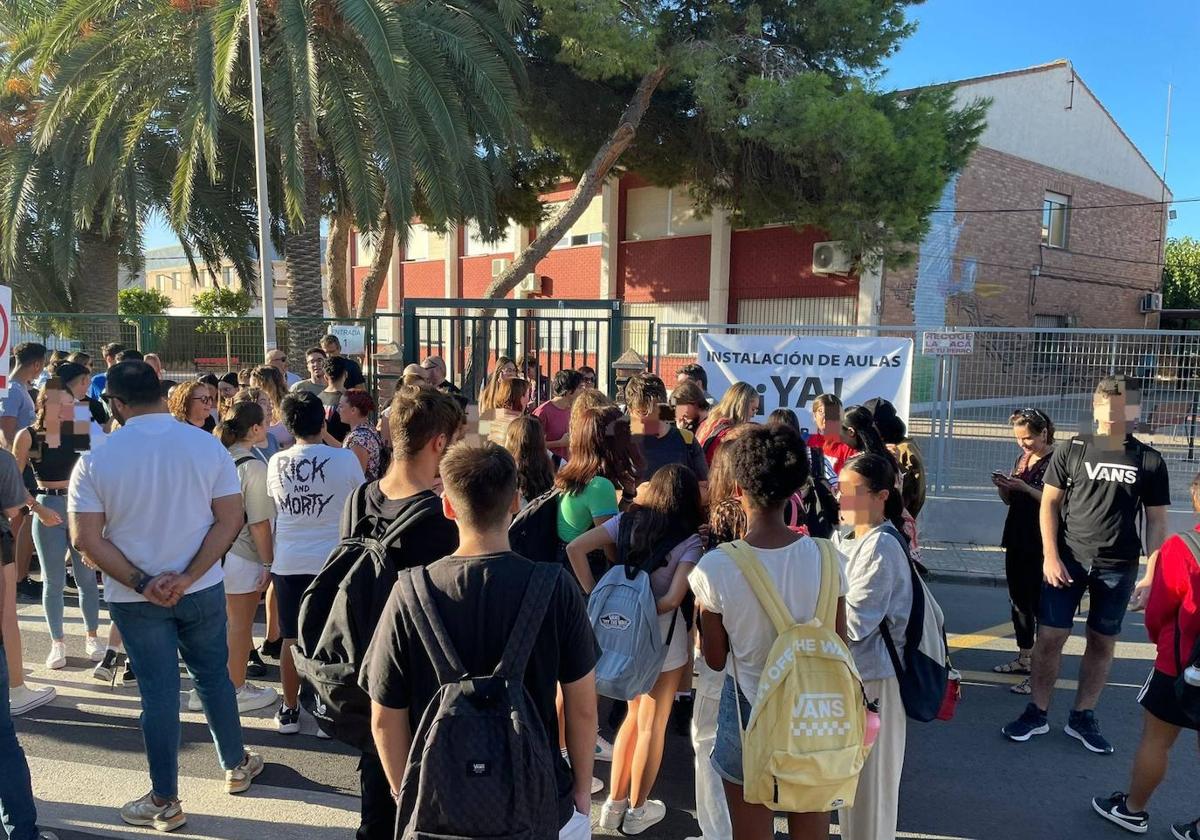 El retraso en la instalación de barracones saca a la calle a alumnos y profesores del IES Tárraga Escribano de San Pedro