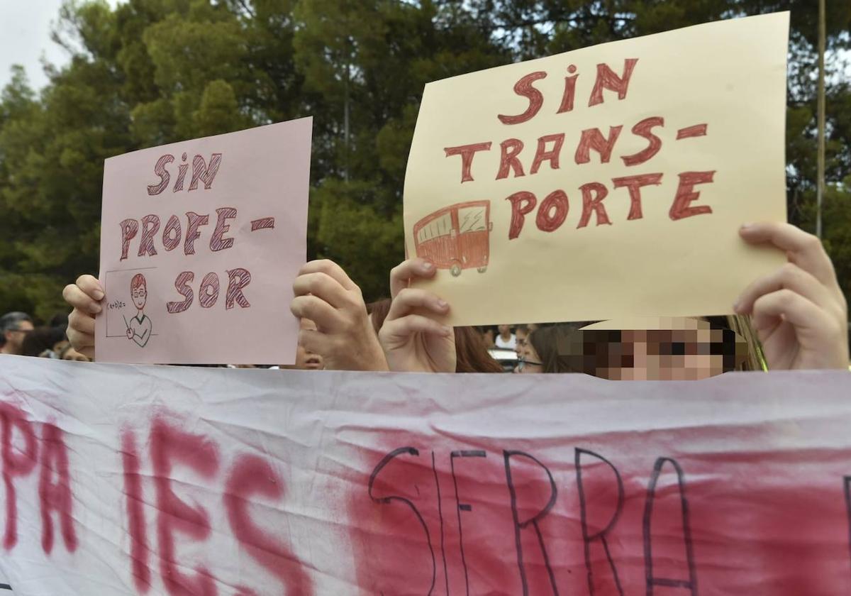 Marcha a pie de tres kilómetros en El Palmar para denunciar la falta de bus escolar