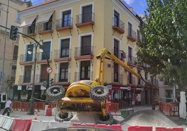 Herido un trabajador al caer una grúa en la plaza Camachos de Murcia