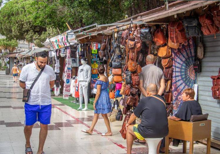 25 casetas de los 'hippies' situadas frente a la Aduana se verán afectadas por las obras.