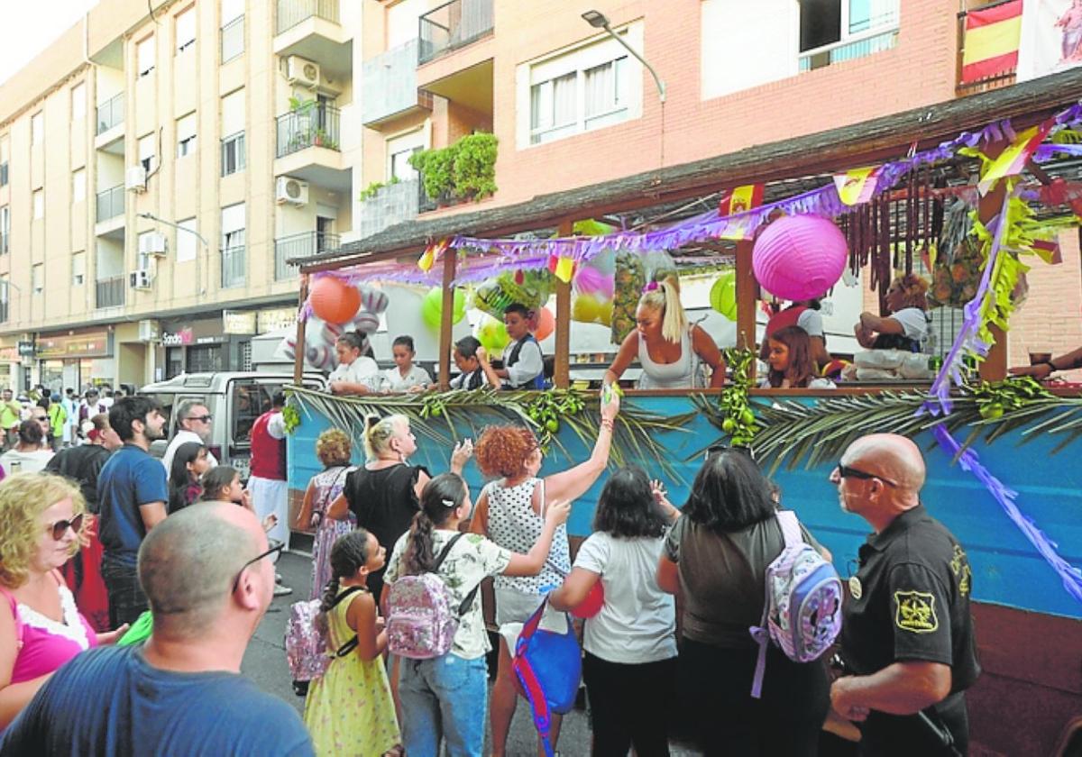 El desfile de carrozas en Santomera rinde homenaje a las tradiciones huertanas