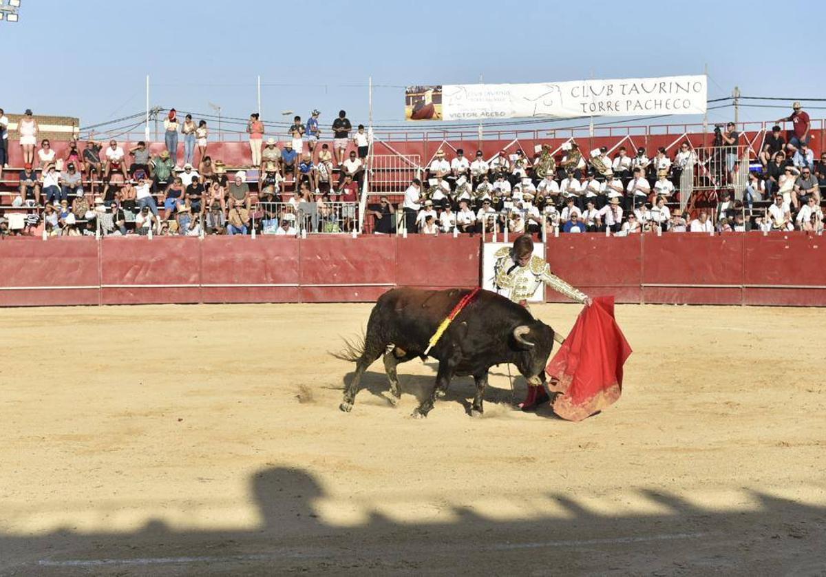 Victor Acebo y Miguel Serrano salen a hombros en la novillada de Torre Pacheco