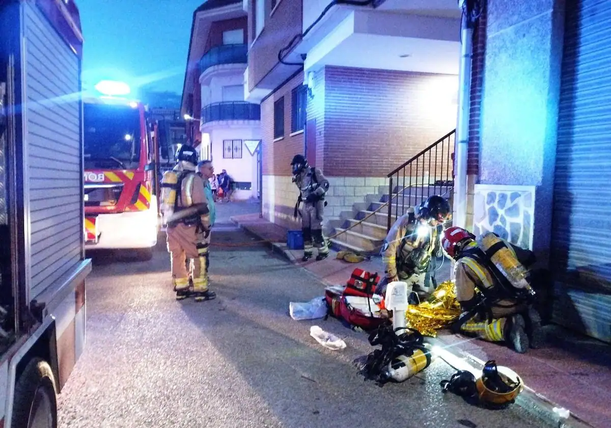 Herido de gravedad por inhalar humo en el incendio de una vivienda en Archena