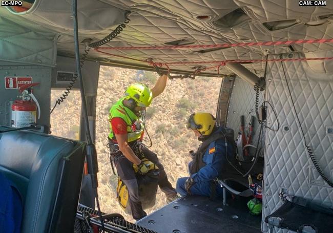 Rescatan en helicóptero a un senderista tras torcerse el tobillo en Torre Pacheco