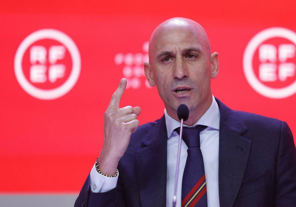 La FIFA inhabilita durante 3 años a Luis Rubiales por su beso a Jenni Hermoso