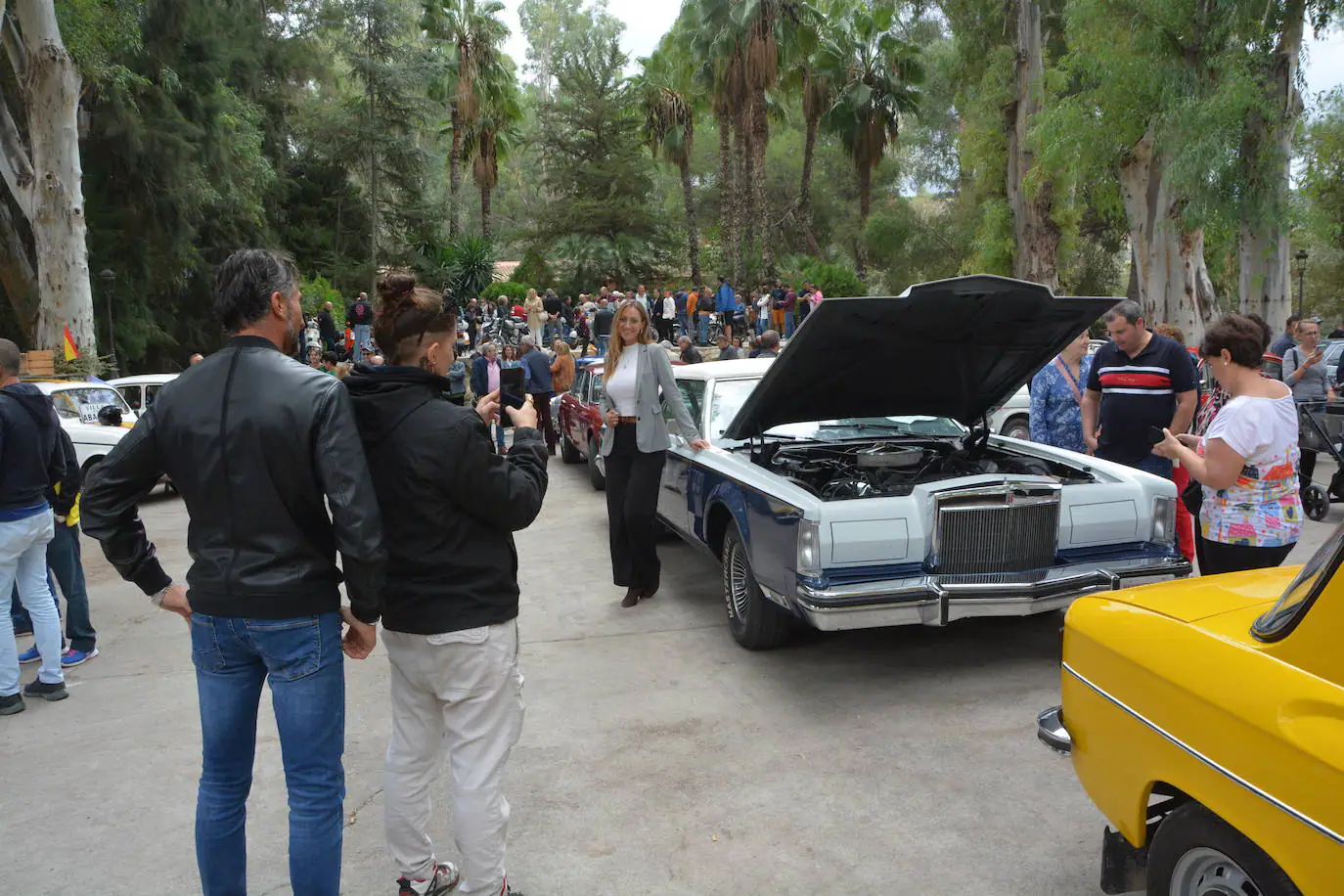 Concentración de coches y motos antiguas en Abarán