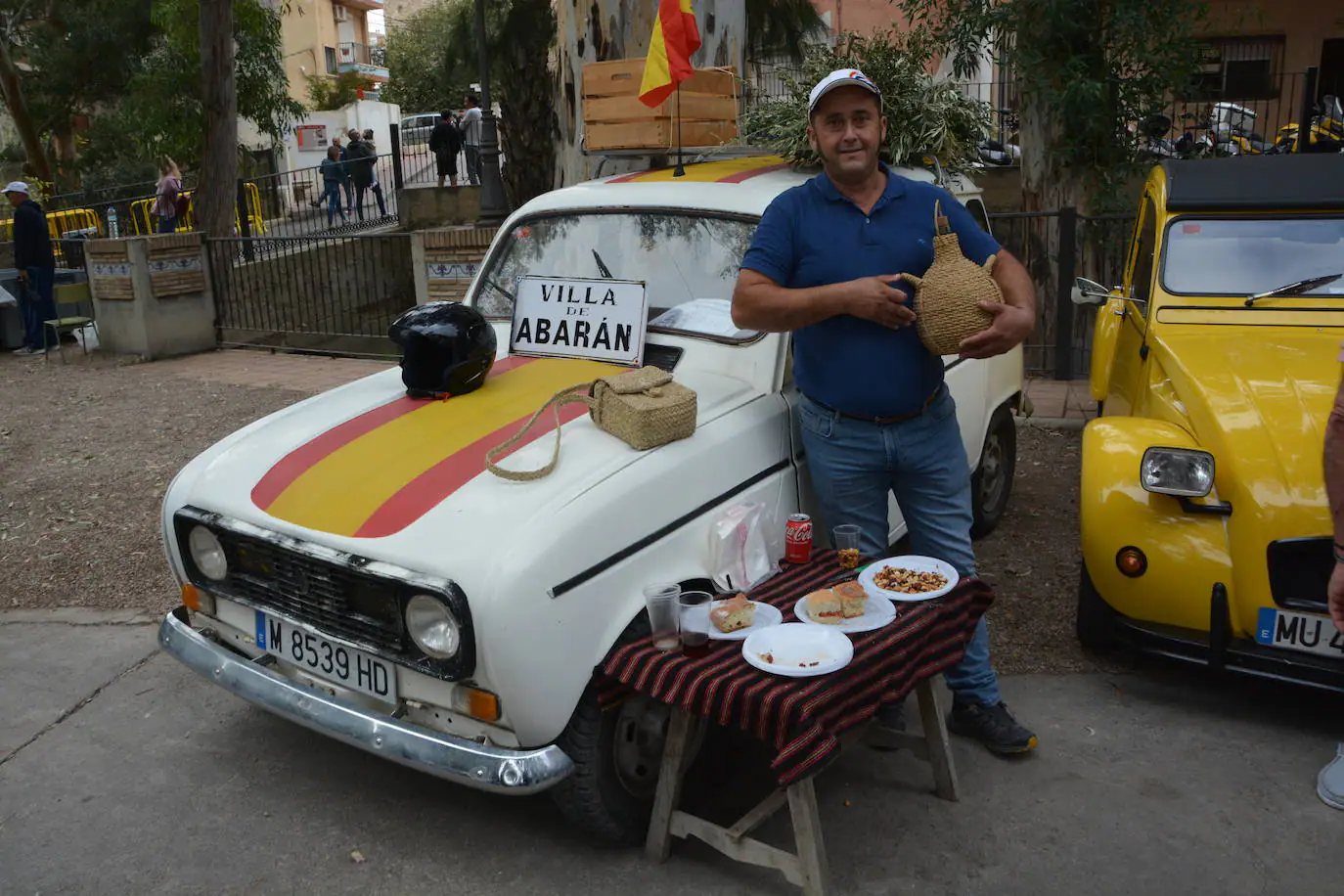 Concentración de coches y motos antiguas en Abarán