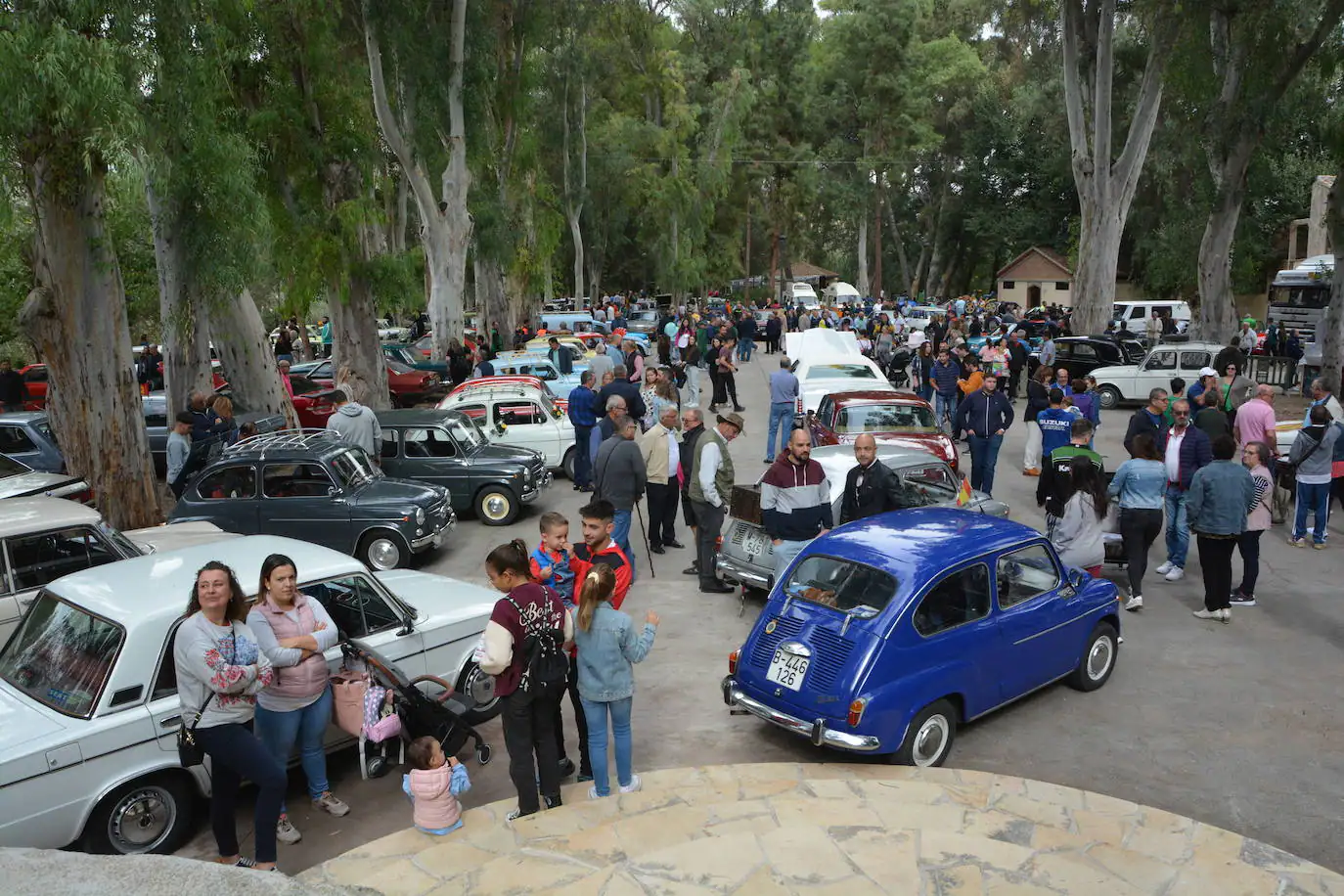 Concentración de coches y motos antiguas en Abarán