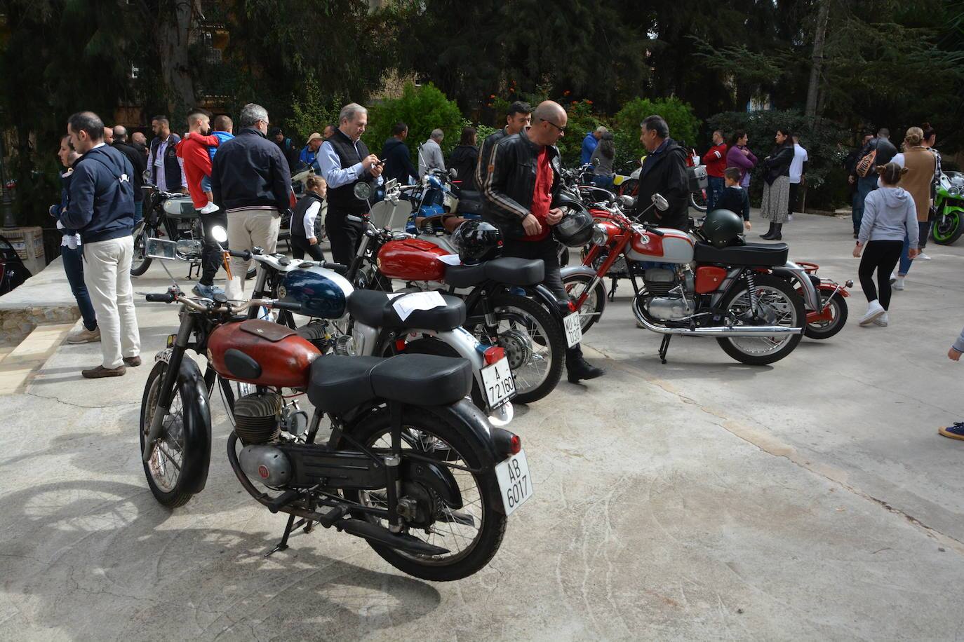 Concentración de coches y motos antiguas en Abarán