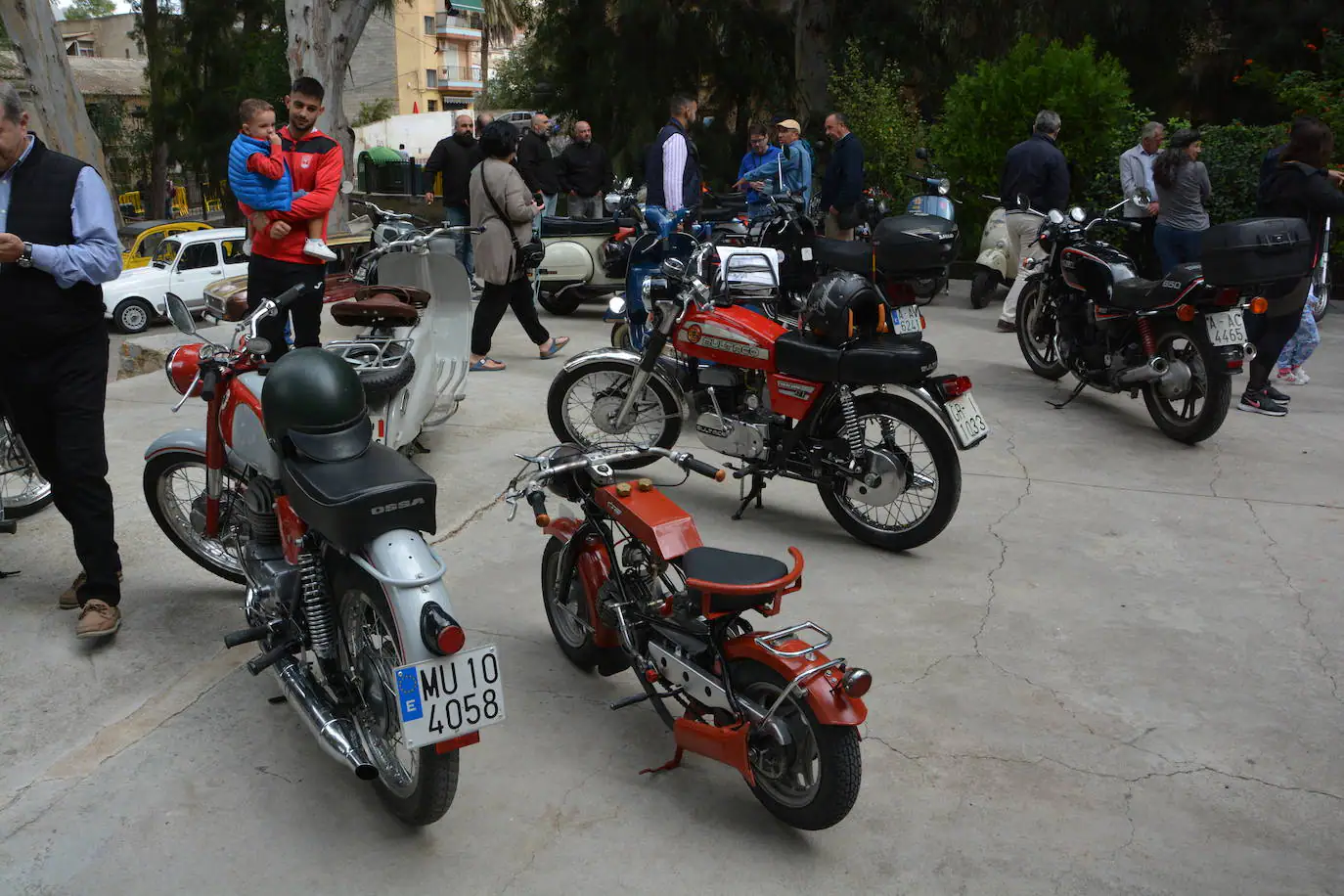 Concentración de coches y motos antiguas en Abarán