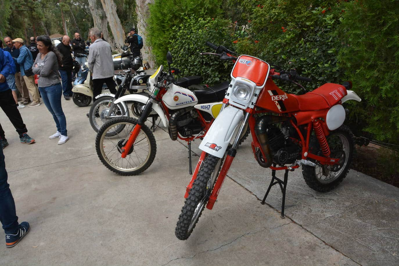 Concentración de coches y motos antiguas en Abarán