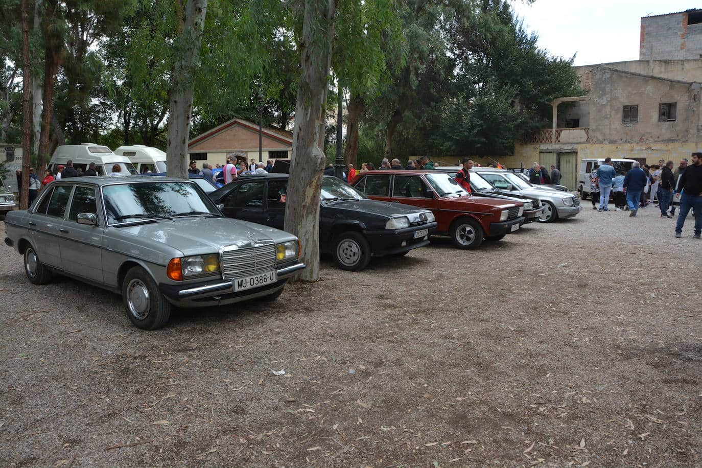 Concentración de coches y motos antiguas en Abarán