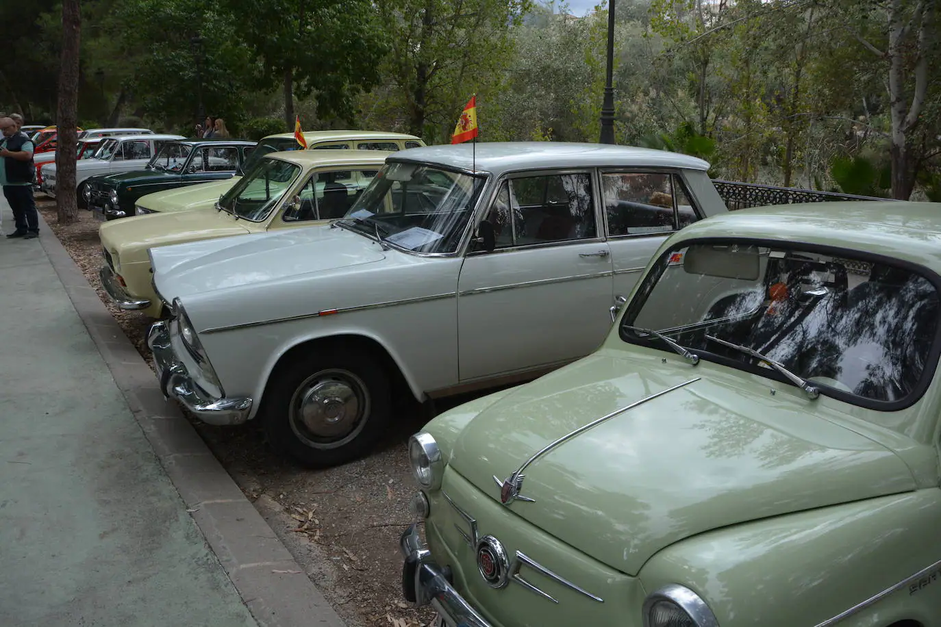 Concentración de coches y motos antiguas en Abarán