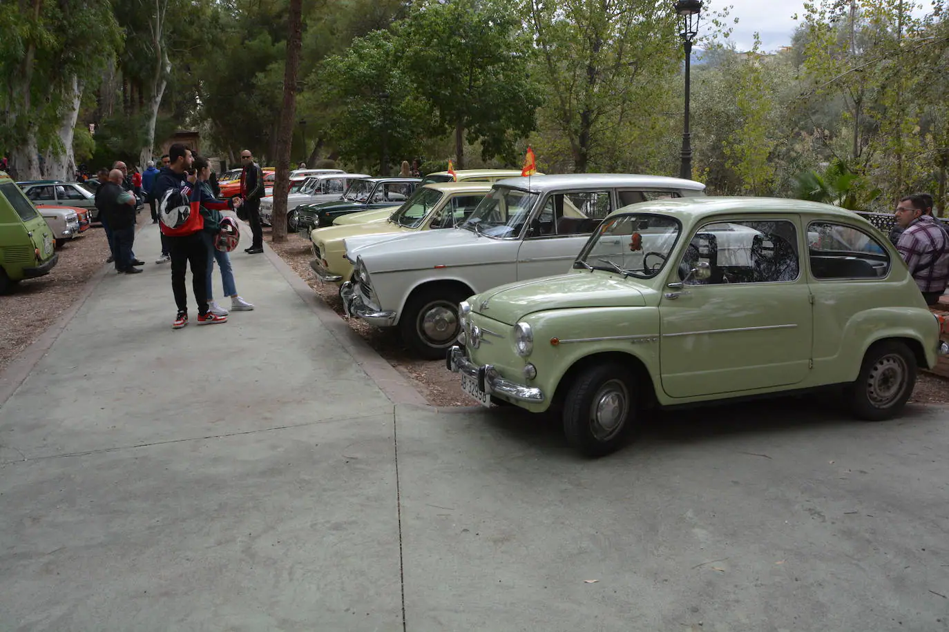 Concentración de coches y motos antiguas en Abarán