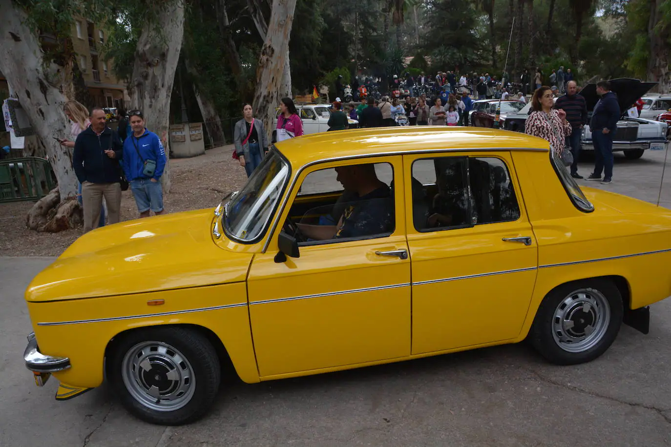 Concentración de coches y motos antiguas en Abarán