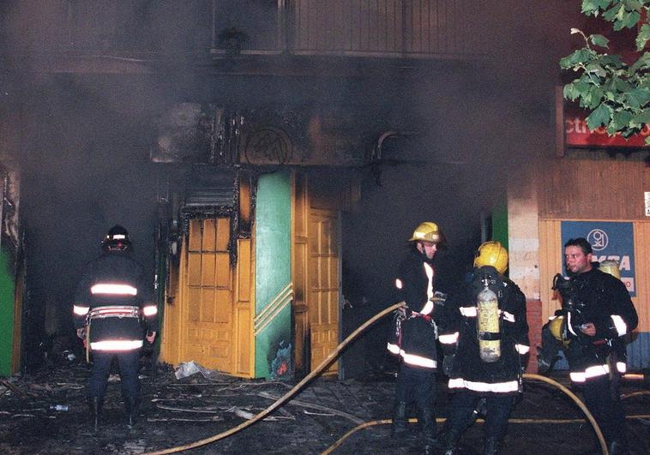 Los bomberos trabajan en la labores de extinción en la discoteca Siete Siete de Valladolid en la noche del 6 de octubre de 1996.