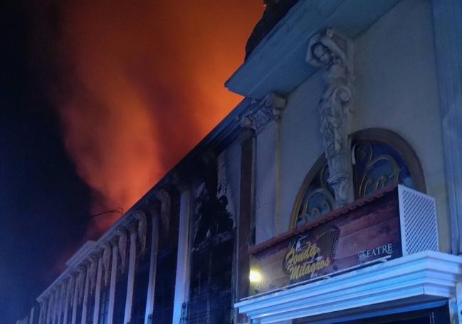 Dos hospitalizados tras incendiarse la discoteca Teatre de Murcia esta madrugada