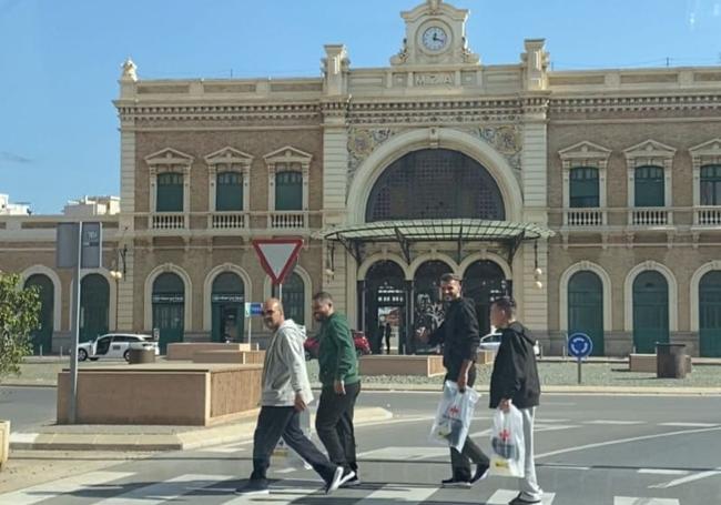 Trasladan a decenas de inmigrantes desde el CATE de Cartagena a las calles de Murcia