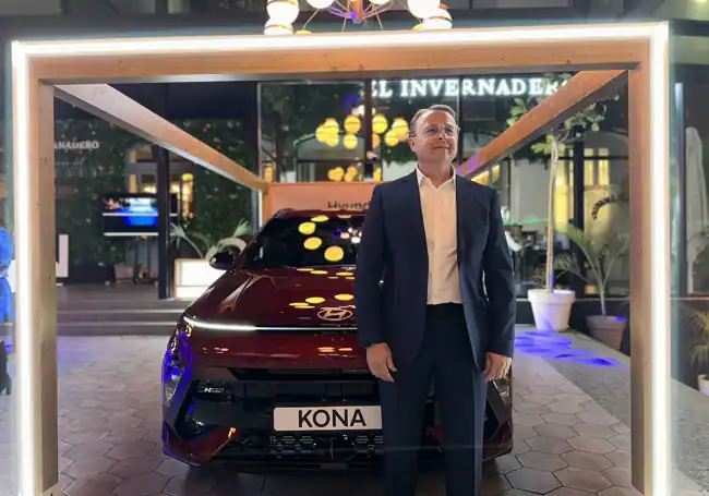 Javier Carreras con el Nuevo KONA