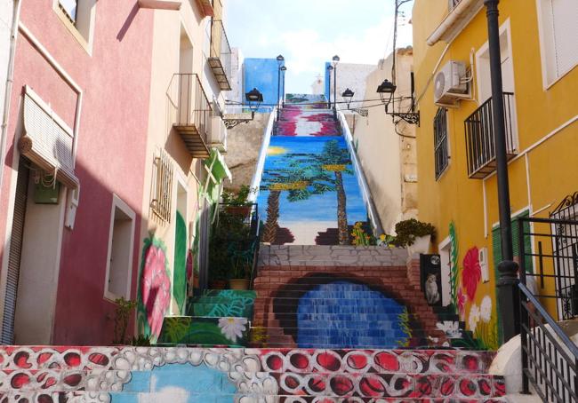 Una obra de arte urbano que homenajea a Abanilla con una marea de colores y la mirada de un pueblo