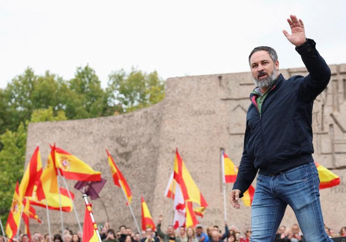 Vox llena Colón e ironiza con que Sánchez pedirá «habitación en Waterloo»