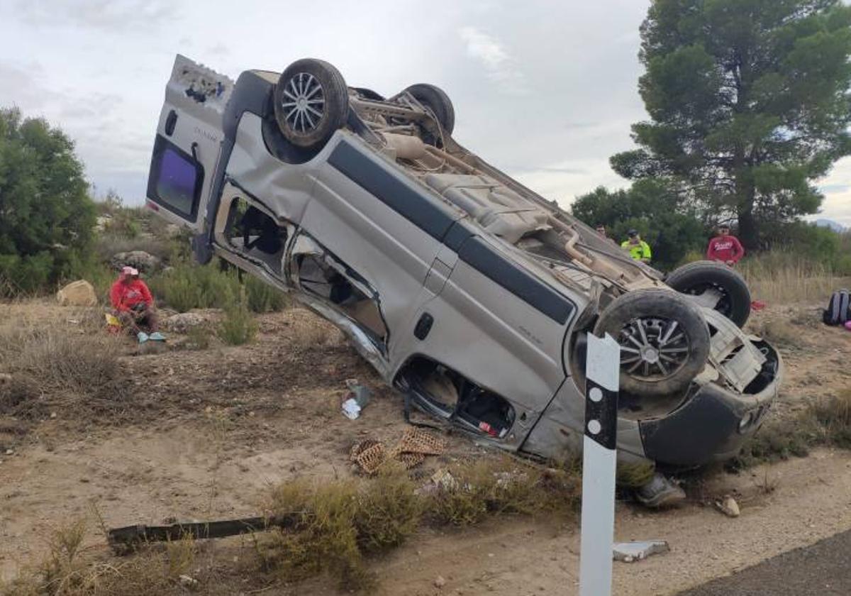 Cuatro heridos, uno de ellos grave, al volcar una furgoneta con temporeros en Yecla